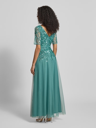 Frauenmodel trägt Abendkleid mit floralem Pailettenbesatz von Adrianna Papell, taillierte Passform, V-Ausschnitt, Mesh, blickdichter Unterrock, Nahtreißverschluss, türkis mit Glanz, Ganzkörperansicht Rückansicht.