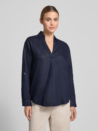 Frauenmodel trägt Regular Fit Leinenbluse mit V-Ausschnitt von Christian Berg Woman in Dunkelblau, Hemdblusenkragen, Reines Leinen, Ganzkörperansicht von vorne.