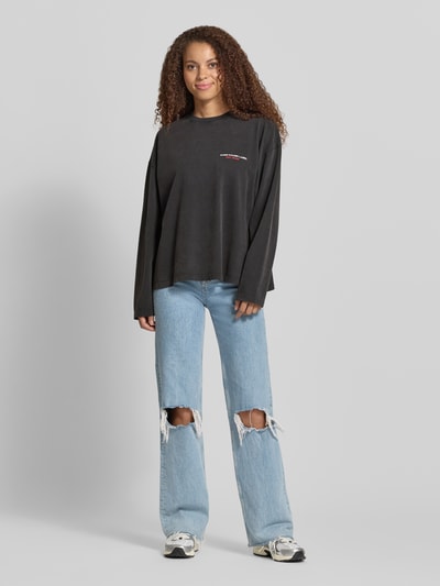 Frauenmodel trägt Oversized Longsleeve mit Logo-Print Modell 'Memories' von Karo Kauer aus Reine Baumwolle, Oversized-Fit, Rundhalsausschnitt, überschnittene Schultern, Rückenlänge bei Größe S 63 cm, Ganzkörperansicht von vorne.