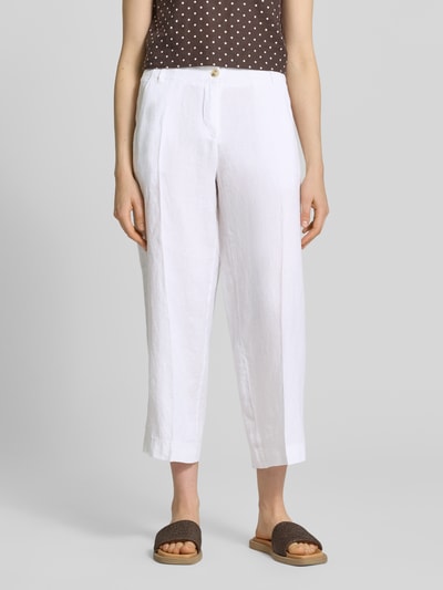 Frauenmodel trägt Straight Fit Leinenhose mit elastischem Bund von Brax, Optik: Unifarben, 7/8-Länge, Material: reines Leinen, Nahaufnahme Unterkörper.