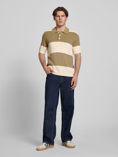 Mannenmodel draagt Regular Fit poloshirt uit puur katoen van Marc O'Polo Denim in tweekleurige look met labelpatch, polokraag, 3-knoopsluiting, korte mouw, knitwear structuur; volledige lichaamsaanzicht van voren.