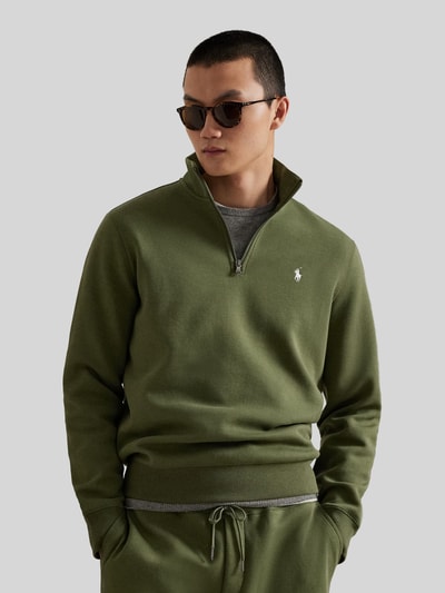 Männermodel trägt Regular Fit Sweatshirt aus Baumwoll-Mix von Polo Ralph Lauren, Optik: Unifarben, Logo-Stitching, Troyer, Langarm, Ganzkörperansicht von vorne.