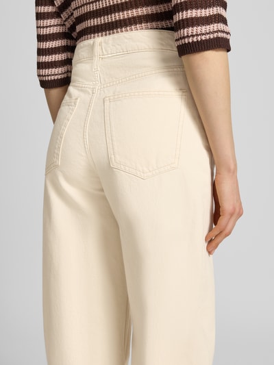 Frauenmodel trägt Barrel Fit Jeans Modell 'BET' von Mango aus Reine Baumwolle in Creme mit Eingrifftaschen, Nahaufnahme Rückansicht.
