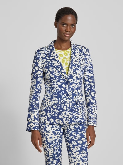 Modelka nosi Slim Fit Blazer mit Pattentaschen von Marc Cain, Mieszanka materiałów z dodatkiem streczu, wzór na całej powierzchni, Kołnierz z połami, kieszenie z patką, zapięcie na guzik, Długość tyłu w rozmiarze 36: 66 cm, Szerokość w rozmiarze 36: 47 cm, Długość rękawów w rozmiarze 36: 60 cm, Ganzkörperansicht von vorne