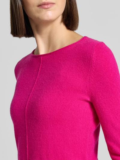 Frauenmodel trägt Regular Fit Strickpullover aus reinem kaszmir von Christian Berg Woman, ozdobny szew, okrągły dekolt, długi rękaw, róż, dekatylowana faktura, sweter z kaszmiru, krój regular fit, długość tyłu w rozmiarze S: 53 cm, długość rękawów: 63 cm, kaszmir, zbliżenie na górną część ciała