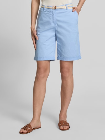 Frauenmodel trägt Chino-Bermudas mit Gürtel von Christian Berg Woman in Hellblau, reine Baumwolle, Regular Fit, Nahaufnahme Oberschenkel.