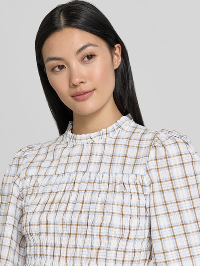 Frauenmodel trägt Slim-Fit-Bluse im Allover-Look Modell 'POSSINI' von Neo Noir aus Baumwoll-Mix mit Stehkragen, Nahaufnahme Oberkörper.