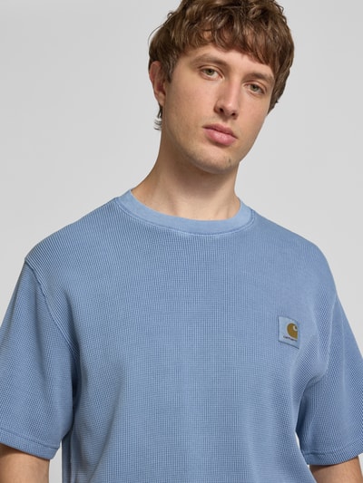 Männermodel trägt Herren T-Shirt mit Strukturmuster Modell 'Nelson' von Carhartt Work In Progress, Reine Baumwolle, Relaxed-Fit, Label-Detail, Rundhalsausschnitt, Nahaufnahme Oberkörper.