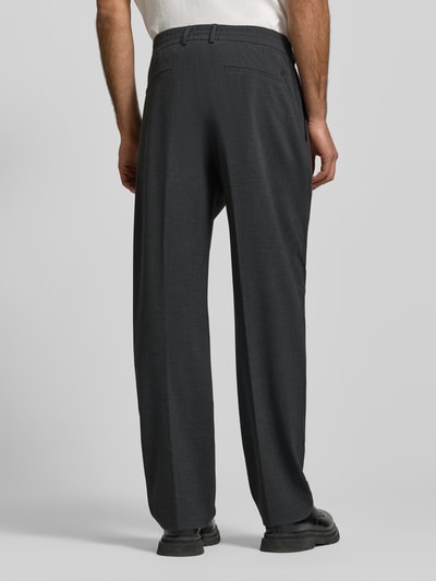 Männermodel trägt Regular Fit Weite Hose mit Viskose-Anteil von s.Oliver BLACK LABEL in Melange-Optik, Ganzkörperansicht Rückansicht.