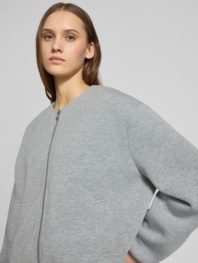Vrouwenmodel draagt Regular Fit Sweatjacke met viscose-aandeel Modell 'ELLIE' van Only, grijs, uni-look, ronde hals, lange mouw, zijzakken, materiaal-mix; close-up bovenlichaam.