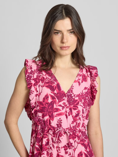 Modelka kobieca nosi sukienkę midi z wiskozy z falbanami model 'Samo' od LOLLYS LAUNDRY, wzór na całej powierzchni, wiązanie, linia a, zbliżenie na górną część ciała. Długość tyłu w rozmiarze S: 125 cm, szerokość w rozmiarze S: 49 cm, długość rękawów w rozmiarze S: 6 cm.
