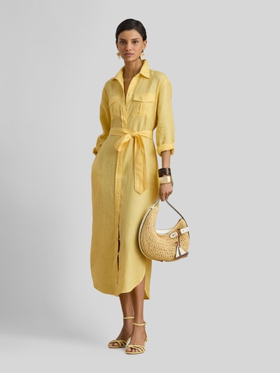 Frauenmodel trägt Schmales Midi Hemdblusenkleid aus reinem Leinen von Lauren Ralph Lauren in Gelb, Optik: Unifarben, Passform: Schmal, Midi-Länge, V-Ausschnitt, Label-Prägung, Gürtelschlaufen, abnehmbarer Gürtel, Knopfleiste, Ärmelform: Langarm mit Manschette, gerader Saum, aufgesetzte Seitentasche, Materialverarbeitung: Flammgarn, Material: Leinen, Ganzkörperansicht von vorne.