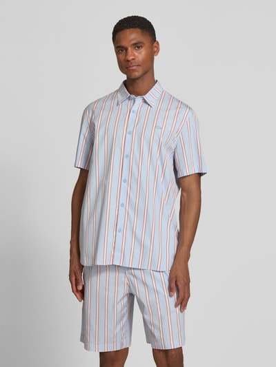 Męski model nosi Regular Fit Freizeithemd aus reiner Baumwolle od Lacoste, niebiesko-białe paski, krótki rękaw, bawełna, widok z przodu całej sylwetki.
