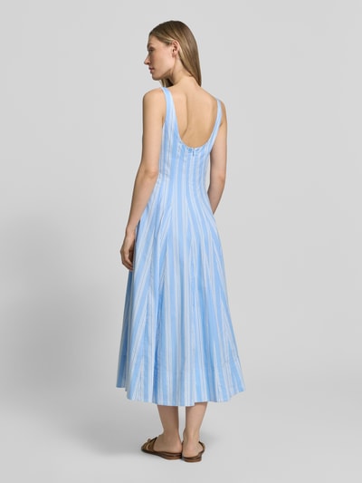 Frauenmodel trägt Damen Midikleid mit Karree-Ausschnitt Modell 'Wells' von Staud aus Baumwoll-Elasthan-Mix in Hellblau mit weißen Blockstreifen, A-Linie, tiefer Rückenausschnitt, detailreiche Stoffstruktur, Ganzkörperansicht Rückansicht.