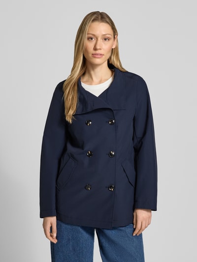 Modelka nosi Regular Fit Jacke mit Stehkragen von Christian Berg Woman Selection, ciemnoniebieska, mieszanka bawełny, krój regular fit, stójka, listwa guzikowa 2-rzędowa, wpuszczane kieszenie, długość tyłu w rozmiarze 36: 68 cm, szerokość ramion w rozmiarze 36: 39 cm, szerokość klatki piersiowej w rozmiarze 36: 50 cm, długość rękawów w rozmiarze 36: 63 cm, widok całej sylwetki z przodu