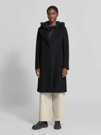 Frauenmodel trägt Mantel aus Schurwolle-Mix mit Kapuze von CINQUE in Schwarz, Straight Fit, Reverskragen, Reißverschluss und Knopfleiste, seitliche Eingrifftaschen, Ganzkörperansicht von vorne.