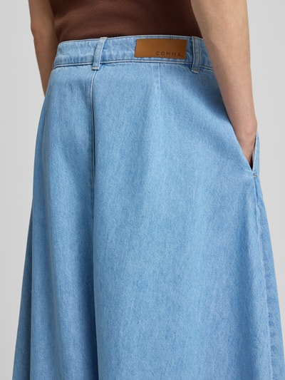 Frauenmodel trägt Maxirock in Denim-Optik mit Lyocell-Anteil von Comma, hellblau, Baumwoll-Lyocell-Mix, Detailaufnahme Rückansicht.