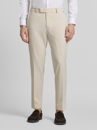 Männermodel trägt Hose mit Bügelfalten Modell 'Beppe' von CINQUE in Beige, Slim Fit, glatte Textur, Ganzkörperansicht von vorne.