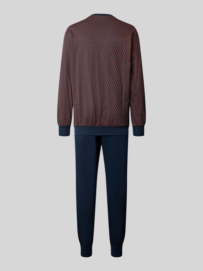 Männermodel trägt Regular Fit Pyjama-Set aus reiner Baumwolle von SCHIESSER in bordeaux und dunkelblau, knöchellang, ganzkörperansicht rückansicht