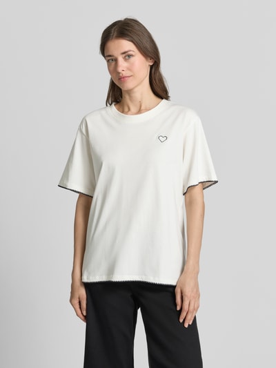 Frauenmodel trägt T-Shirt mit Rundhalsausschnitt und Stitchings von FREE/QUENT in Weiß, reine Baumwolle, Relaxed Fit, Ganzkörperansicht von vorne.