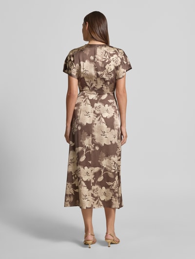 Vrouwenmodel draagt Midikleid aus Viskose mit Wasserfall-Ausschnitt van Jake*s Collection, bruin-beige bloemenprint, a-lijn, allover-look, ruglengte 129 cm, borstwijdte 40 cm, mouwlengte 16 cm, volledig lichaam achteraanzicht.