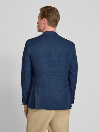 Männermodel trägt Regular Fit Sakko aus Leinen-Mix Modell 'Tebbo' von Carl Gross in Blau, strukturierte Textur, Ganzkörperansicht Rückansicht.