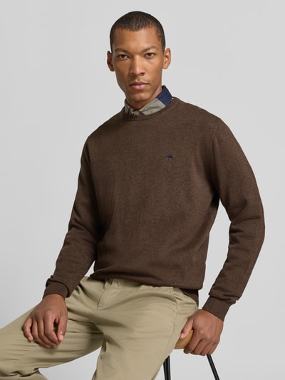 Męski model nosi Strickpullover aus reiner Baumwolle mit Logo-Stickerei od Fynch-Hatton, brązowy, krój regular fit, dzianinowa faktura, logo haftowane, okrągły dekolt, długie rękawy, żebrowane wykończenia, Szerokość w rozmiarze M: 68 cm, długość rękawa w rozmiarze M: 69 cm, Ganzkörperansicht von vorne