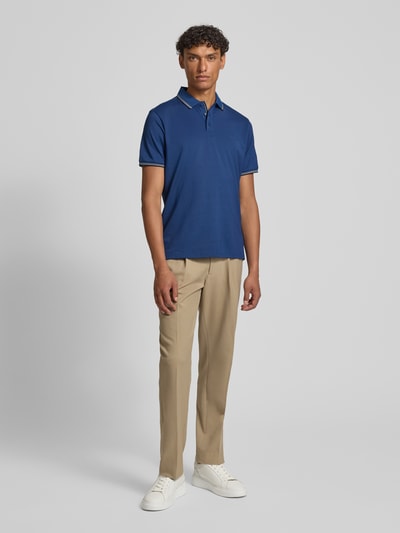 Männermodel trägt Modern Fit Poloshirt mit Logo-Print Modell 'Keep Dry' von RAGMAN in Blau, Baumwoll-Mix, Herren, Ganzkörperansicht von vorne. Rückenlänge bei Größe M: 28 cm, Polokragen, kurze Knopfleiste.