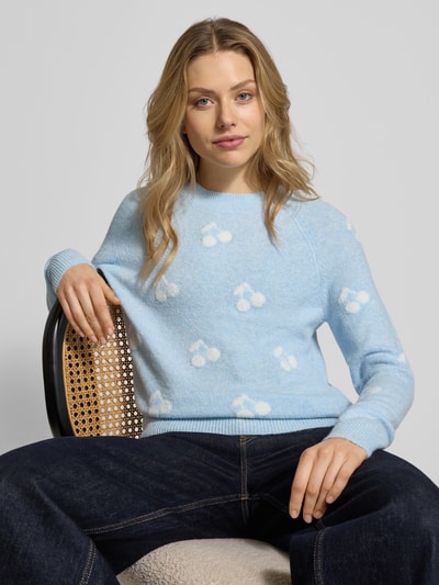 Frauenmodel trägt Regular Fit Strickpullover mit Intarsien Modell 'DOFFY INTARSIA' von Vero Moda in Hellblau mit weißen Allover-Muster, Rundhals, Strukturstrick, Nahaufnahme Oberkörper.