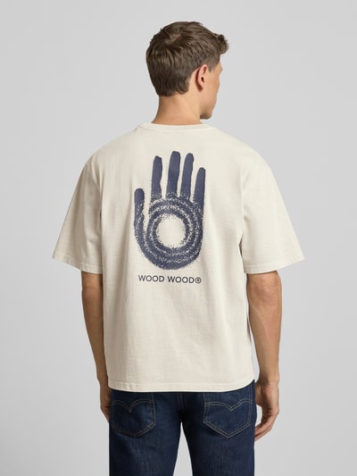 Männermodel trägt Herren T-Shirt mit Rundhalsausschnitt Modell 'Gary' von Wood Wood, Reine Baumwolle, Relaxed-Fit, Rückenlänge 69 cm, Ganzkörperansicht Rückansicht.