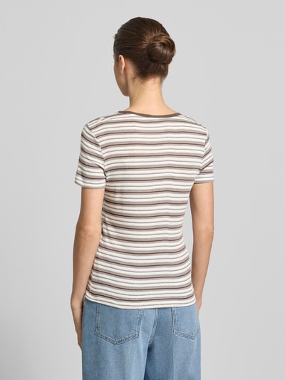 Vrouwenmodel draagt T-shirt met korte knoopsluiting van Jake*s Casual in bruin-beige gestreept, puur katoen, recht model, ronde hals, ruglengte bij maat S 56 cm, volledig zicht van achteren