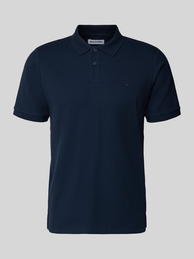 Produktfoto, Regular Fit Poloshirt mit Strukturmuster Modell 'AUSTIN' von Jack & Jones im Material-Mix mit Baumwoll-Anteil, Knopfleiste, Stitching, marineblau, dezente Textur, für Herren, Rückenlänge bei Größe M: 69 cm.