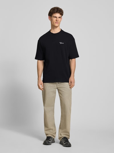 Männermodel trägt Oversized Herren T-Shirt mit Logo-Stitching Modell 'Signar' von Pegador aus reiner Baumwolle, Ganzkörperansicht von vorne.