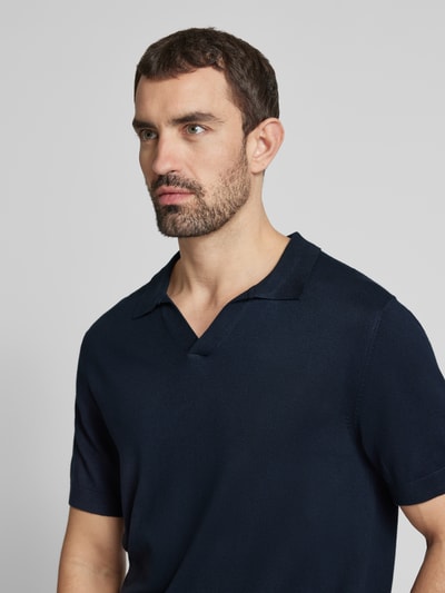 Lindbergh Koszulka polo o kroju slim fit z dekoltem w serek model ‘Ecovero’ Ciemnoniebieski 3