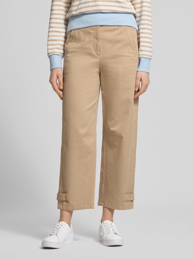 Frauenmodel trägt Wide Fit Hose mit Eingrifftaschen von Marc Cain aus elastischem Baumwoll-Mix in Beige, Ganzkörperansicht von vorne.