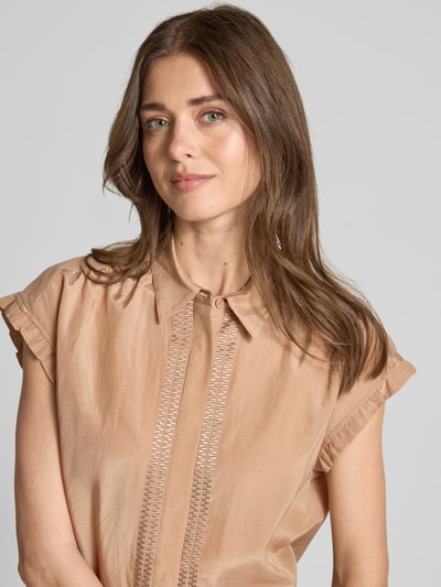 Kobiece modelka nosi Regular Fit Bluse mit verdeckter Knopfleiste von More & More, mieszanka wiskozy i bawełny, kołnierzyk koszulowy, hafty, długość tyłu w rozmiarze 36: 59 cm, długość rękawów w rozmiarze 36: 3 cm, naturalne odcienie, gładka tekstura, zbliżenie na górną część ciała.