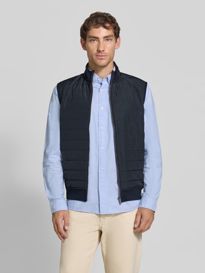 Männermodel trägt Steppweste mit Stehkragen und Eingrifftaschen von bugatti, Baumwoll-Mix, Gerader Schnitt, Ganzkörperansicht von vorne.