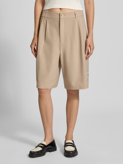 Frauenmodel trägt Bermudas mit Bundfalten und Gesäßtaschen von Karo Kauer, Material-Mix mit Viskose-Anteil, Relaxed Fit, Ganzkörperansicht von vorne.