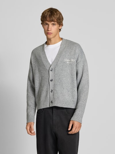 REVIEW Strickjacke mit V-Ausschnitt und Label-Stitching Hellgrau Melange 4