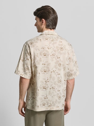 Männermodel trägt Regular Fit Freizeithemd mit Reverskragen von Guess, Material-Mix mit Viskose-Anteil, Ganzkörperansicht Rückansicht.