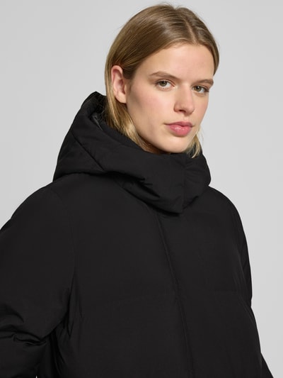 Frauenmodel trägt Oversized Steppmantel mit Kapuze Modell 'JOSIE' von Only, Optik: Unifarben, Passform: Oversized, Nahaufnahme Oberkörper.