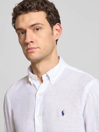 Männermodel draagt Slim Fit vrijetijdsoverhemd uit puur linnen van Polo Ralph Lauren, effen kleuren, logodetail, button-downkraag, knoopsluiting, lange mouw, sportmanchet, gevlamd garen, materiaal: linnen, Nahaufnahme Oberkörper.