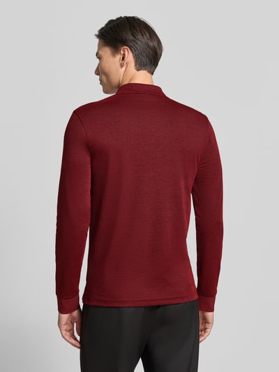 Männermodel trägt Regular Fit Poloshirt mit Baumwoll-Anteil von Christian Berg Men in Dunkelrot, Material-Mix, Rückenansicht, Ganzkörperansicht Rückansicht.
