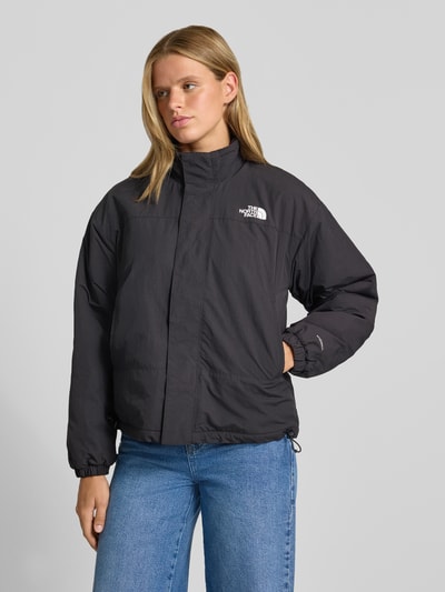 Frauenmodel trägt Jacke mit Wendefunktion Modell 'YUMIORI' von The North Face in Schwarz mit Logo, glatte Textur, Ganzkörperansicht von vorne, Regular Fit, Stehkragen, Damenjacke, Rückenlänge 62 cm, Schulterbreite 52 cm, Brustweite 57 cm, Ärmellänge 57 cm