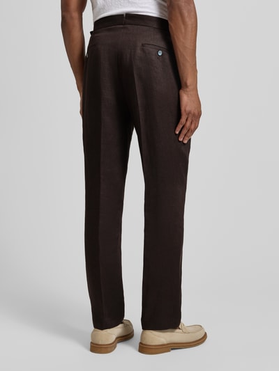 Männermodel trägt Relaxed Fit Leinenhose aus reinem Leinen Modell 'PERINO' von BOSS, dunkelbraun, Twill, Optik: Unifarben, Ganzkörperansicht Rückansicht.