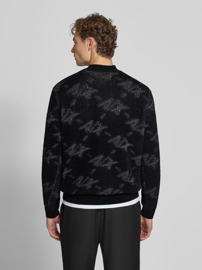 Männermodel trägt schwarzen Regular Fit Pullover mit Viskose-Anteil von Armani Exchange, dezentes Muster, Rückenansicht, Material-Mix.