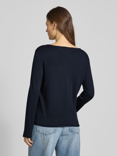 Frauenmodel trägt Regular Fit Langarmshirt aus Baumwoll-Viskose-Mix von s.Oliver RED LABEL, Optik: Unifarben, Strick, Ganzkörperansicht Rückansicht.
