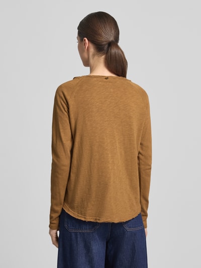 Frauenmodel trägt Longsleeve mit Rollsaum von Rich & Royal in Braun, reine Baumwolle, Regular Fit, Rückenlänge 51 cm, Ganzkörperansicht Rückansicht.