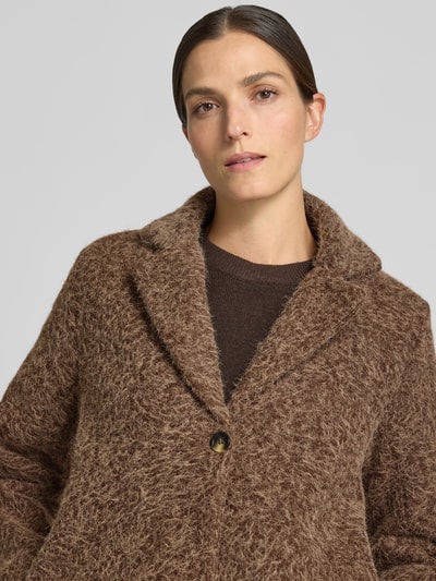 Frauenmodel trägt Relaxed Fit Webpelzmantel mit Reverskragen von Soyaconcept, braun, grobe Webpelzstruktur, Nahaufnahme Oberkörper, Damen Bomberjacke / Blouson.