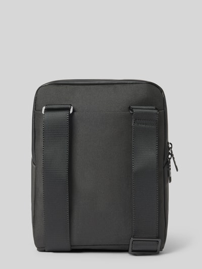 Produktfoto, Umhängetasche mit Logo-Detail von Porsche Design in Schwarz, Reißverschluss, regulowany pasek na ramię, kieszeń z przodu, Szerokość w rozmiarze 1: 20 cm, długość: 26 cm, głębokość: 6 cm, długość paska: 68 cm